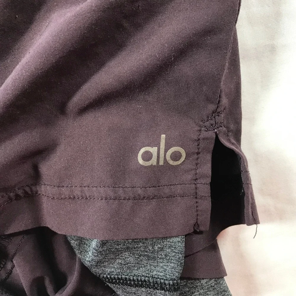 Alo Yoga Mens Stability 2-In-1 Shorts Plum Purple Zipper Pockets Medium